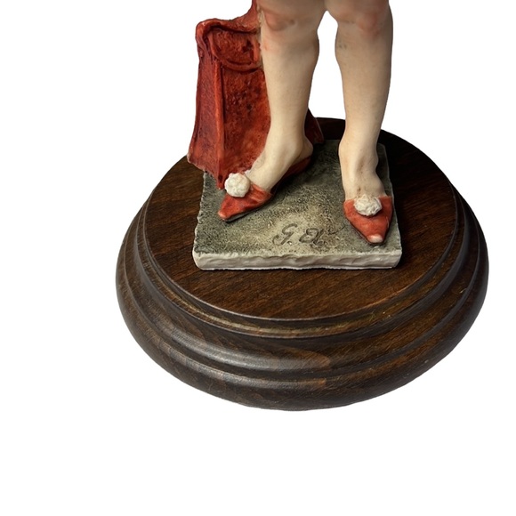 Vintage Resin Figurine of Lady Putting her hair in a Pony Tail. - Picture 9 of 10